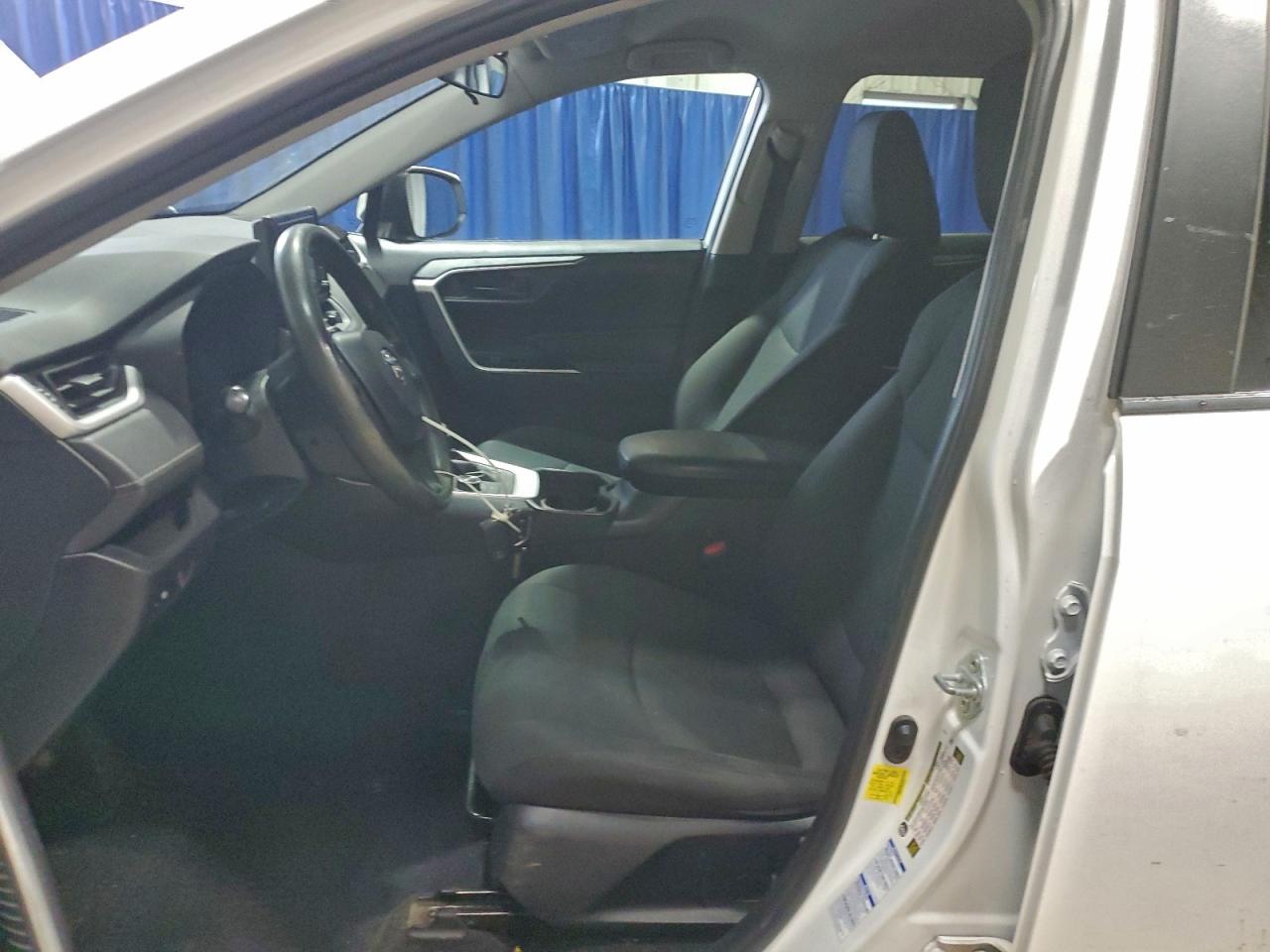 2021 TOYOTA RAV4 LE photo 7