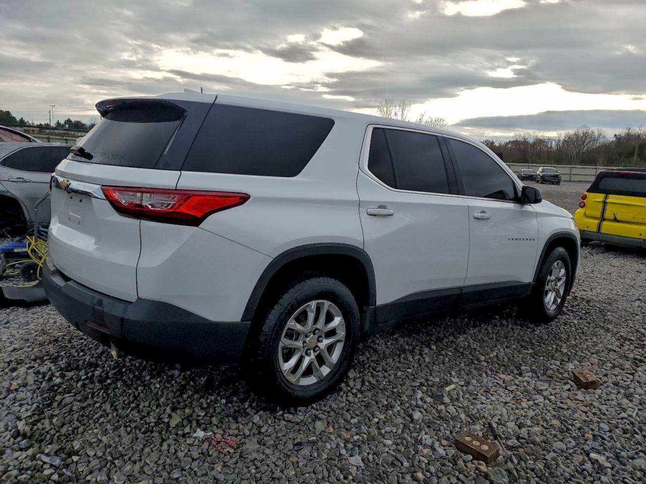 2019 CHEVROLET TRAVERSE LS photo 3