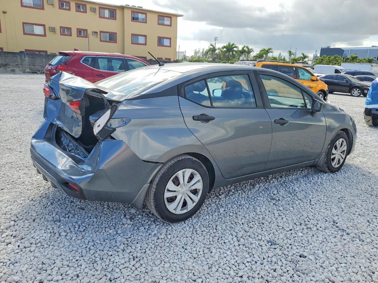 2020 NISSAN VERSA S photo 3
