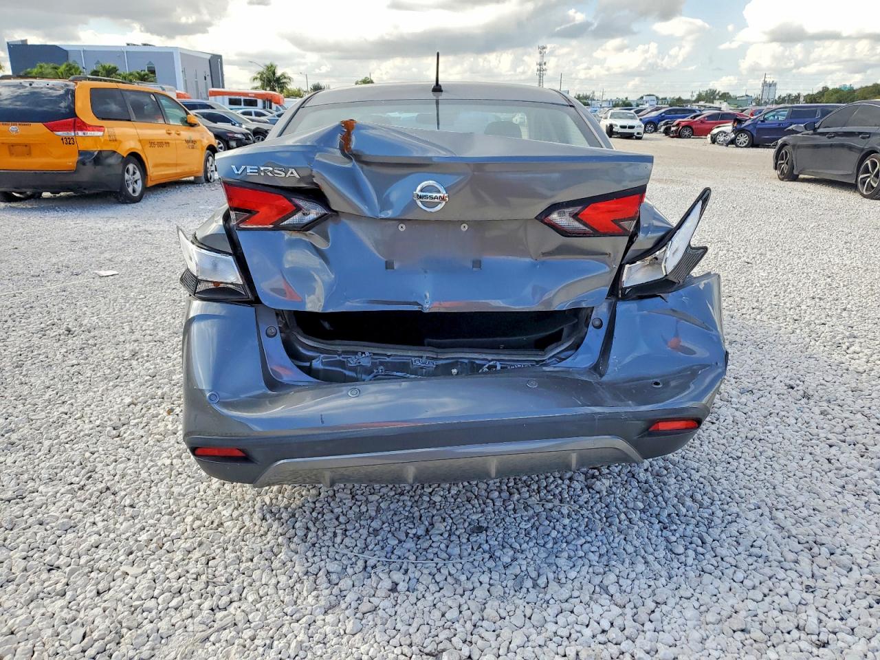 2020 NISSAN VERSA S photo 6