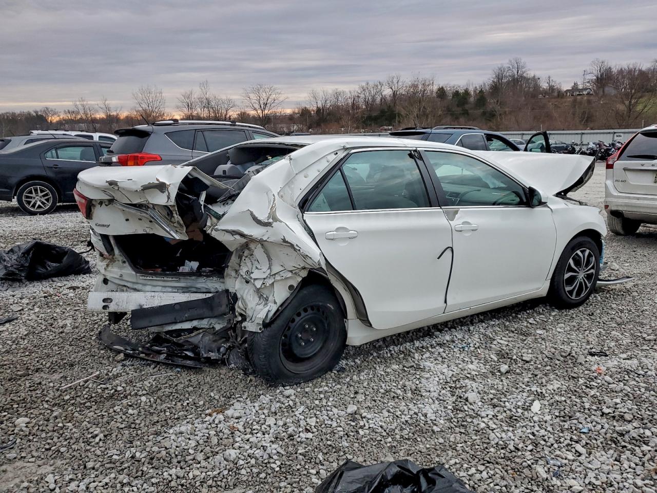 2015 TOYOTA CAMRY LE photo 3