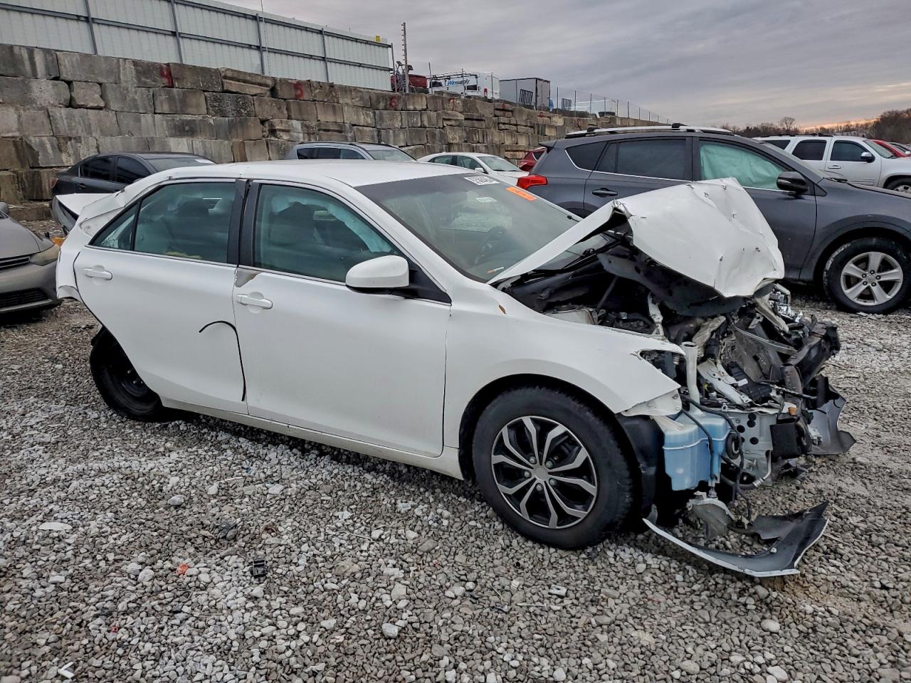 2015 TOYOTA CAMRY LE photo 4