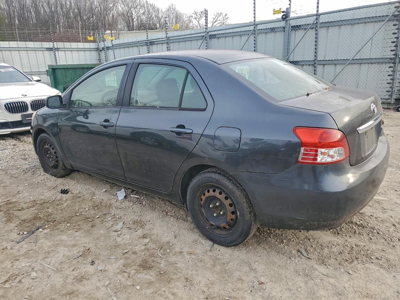 2012 TOYOTA YARIS photo 2