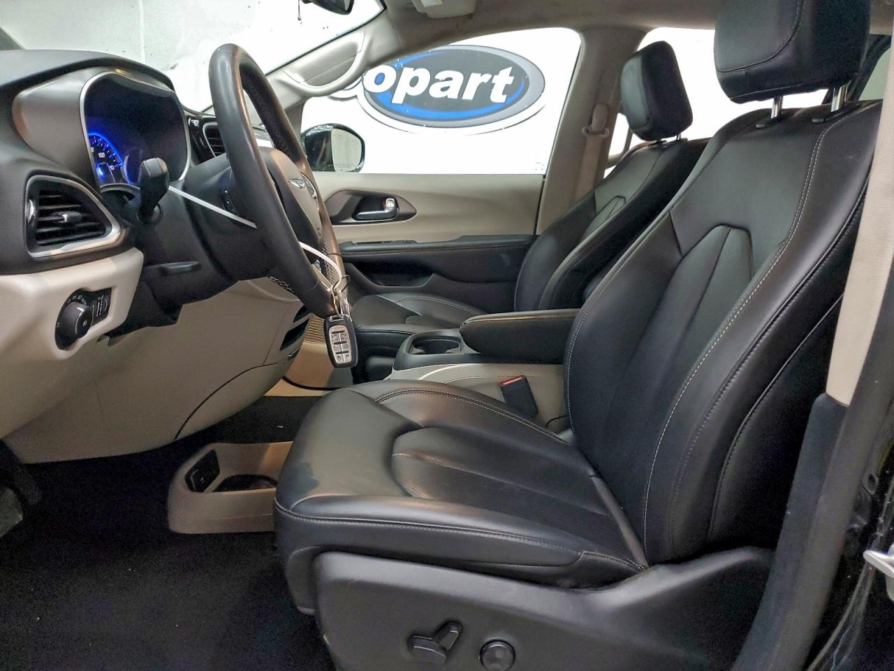 2024 CHRYSLER PACIFICA TOURING L photo 7