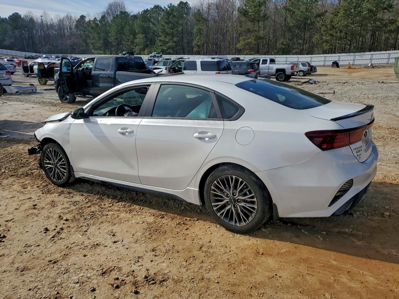 2024 KIA FORTE GT LINE photo 2
