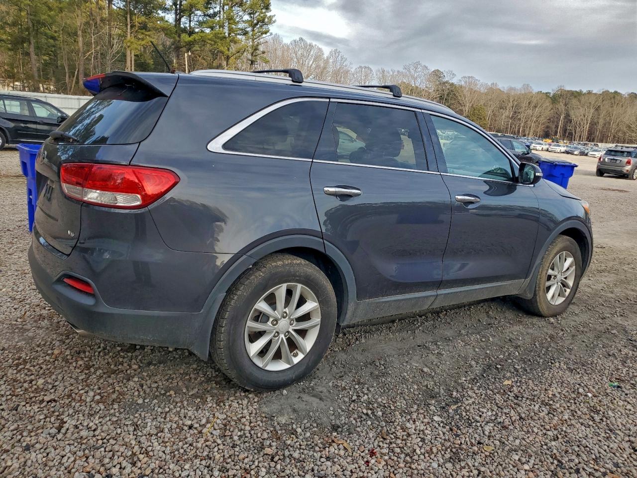 2017 KIA SORENTO LX photo 3