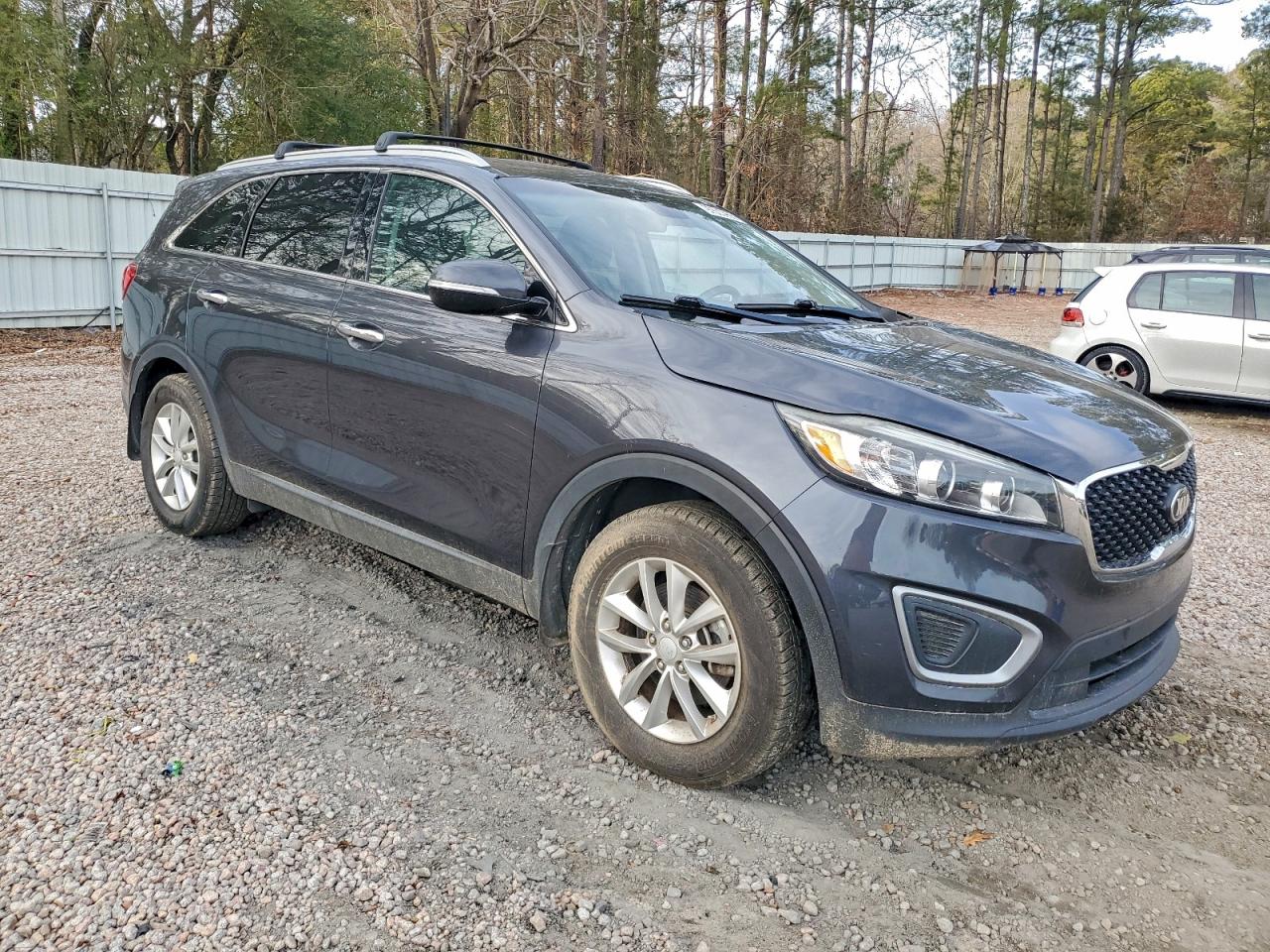 2017 KIA SORENTO LX photo 4