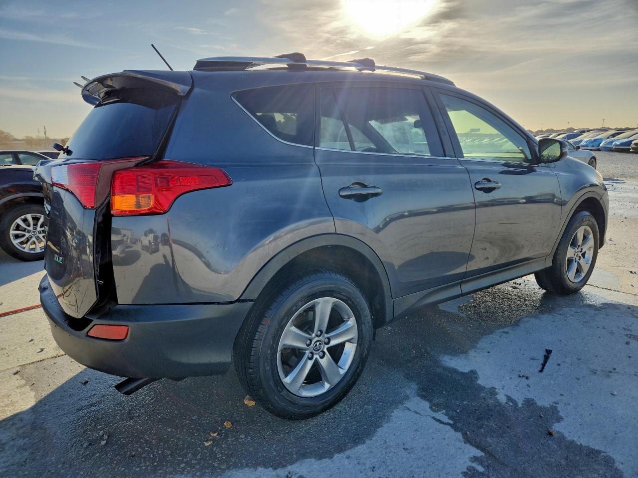 2015 TOYOTA RAV4 XLE photo 3