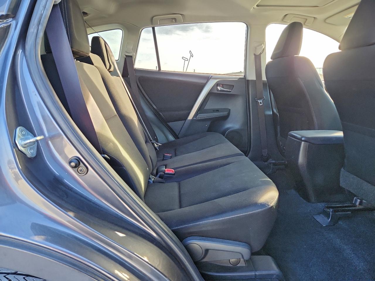 2015 TOYOTA RAV4 XLE photo 11