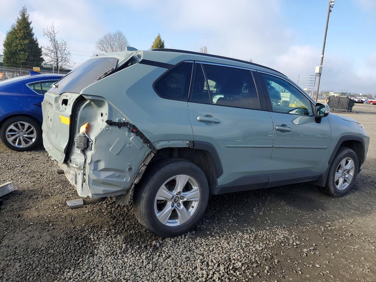 2021 TOYOTA RAV4 XLE photo 3