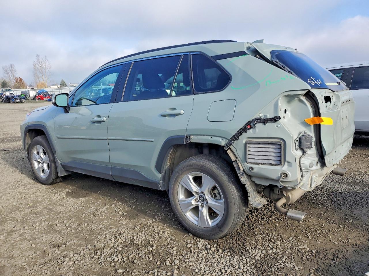 2021 TOYOTA RAV4 XLE photo 2