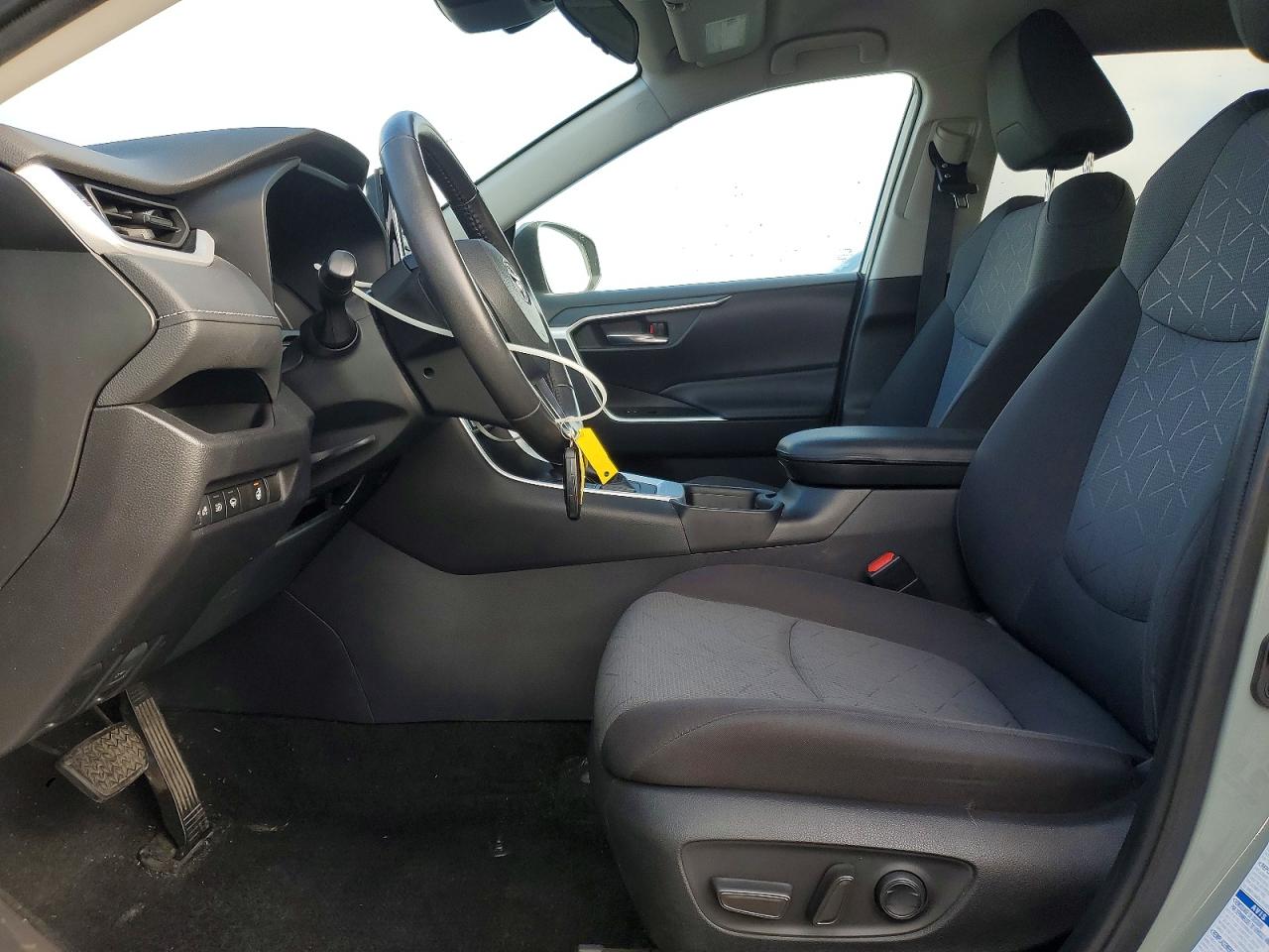 2021 TOYOTA RAV4 XLE photo 7