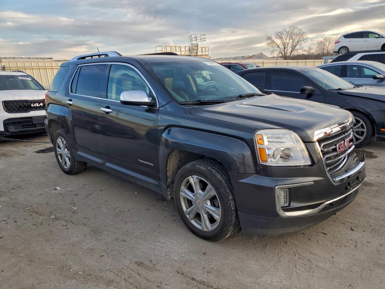 2017 GMC TERRAIN SLT photo 4