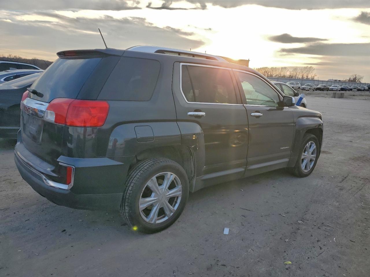 2017 GMC TERRAIN SLT photo 3