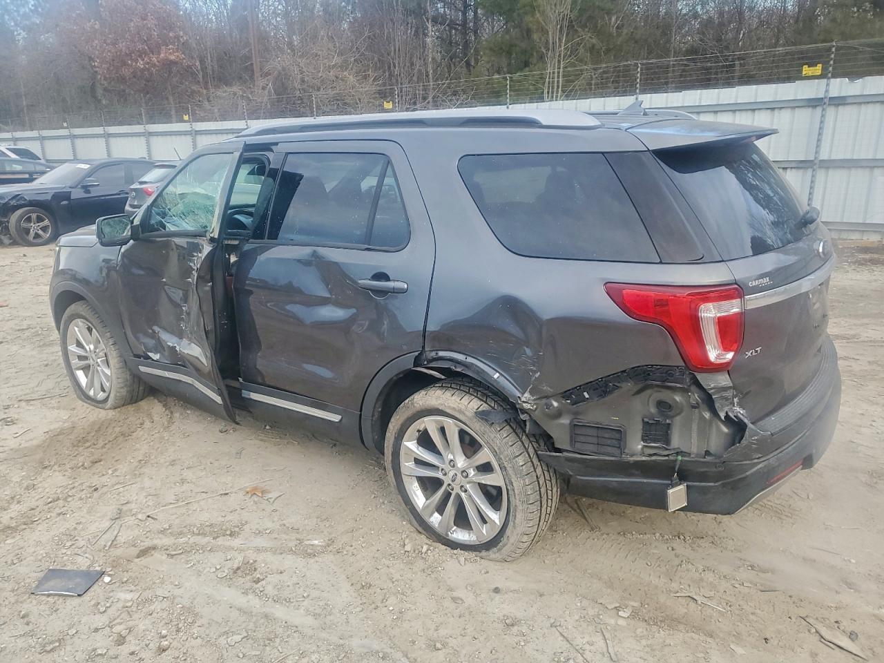 2019 FORD EXPLORER XLT photo 3