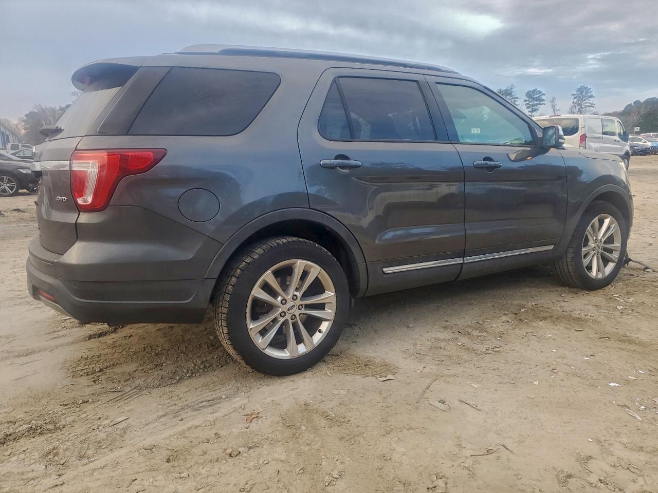 2019 FORD EXPLORER XLT photo 5