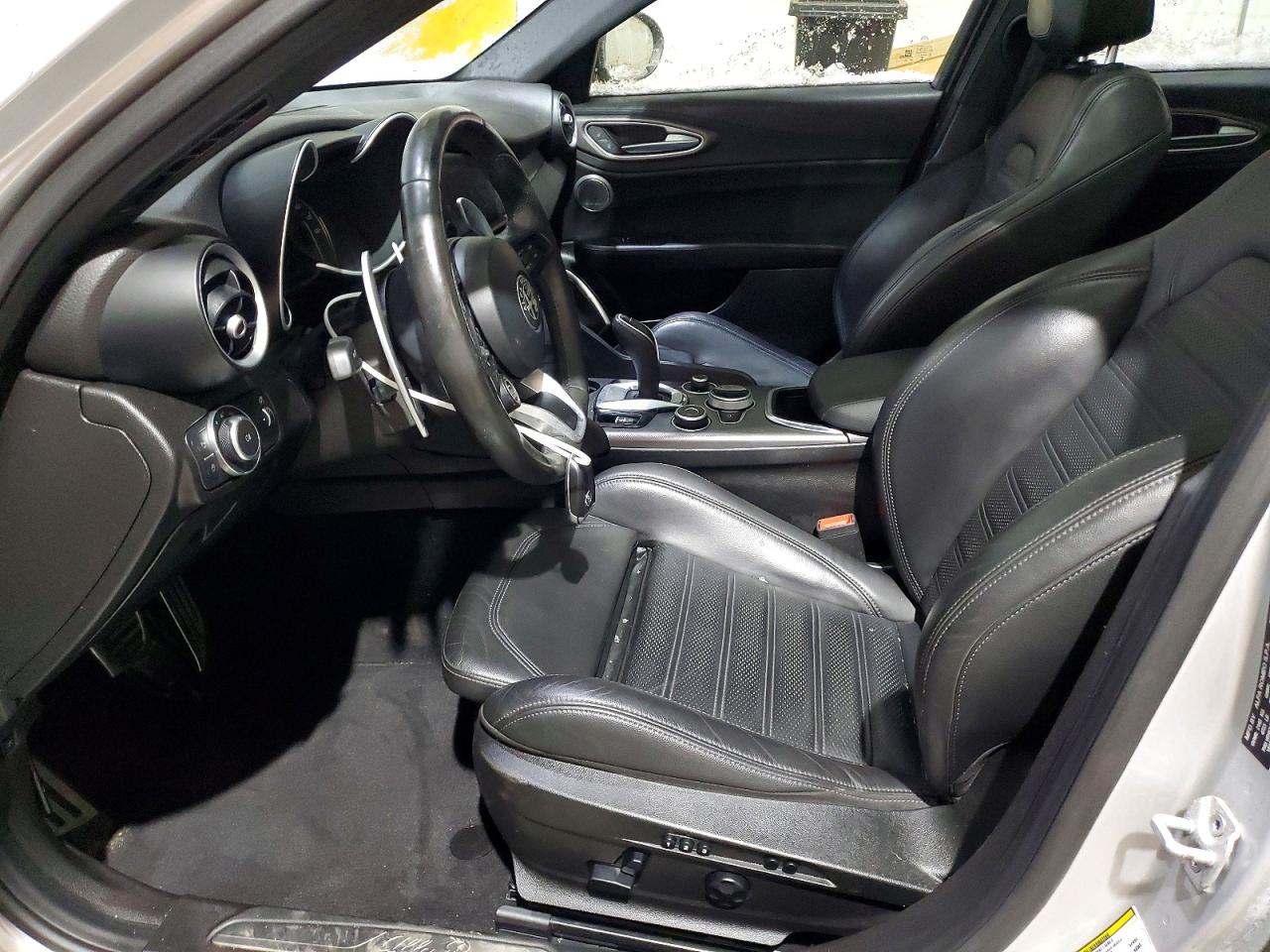 2020 ALFA ROMEO GIULIA TI photo 13