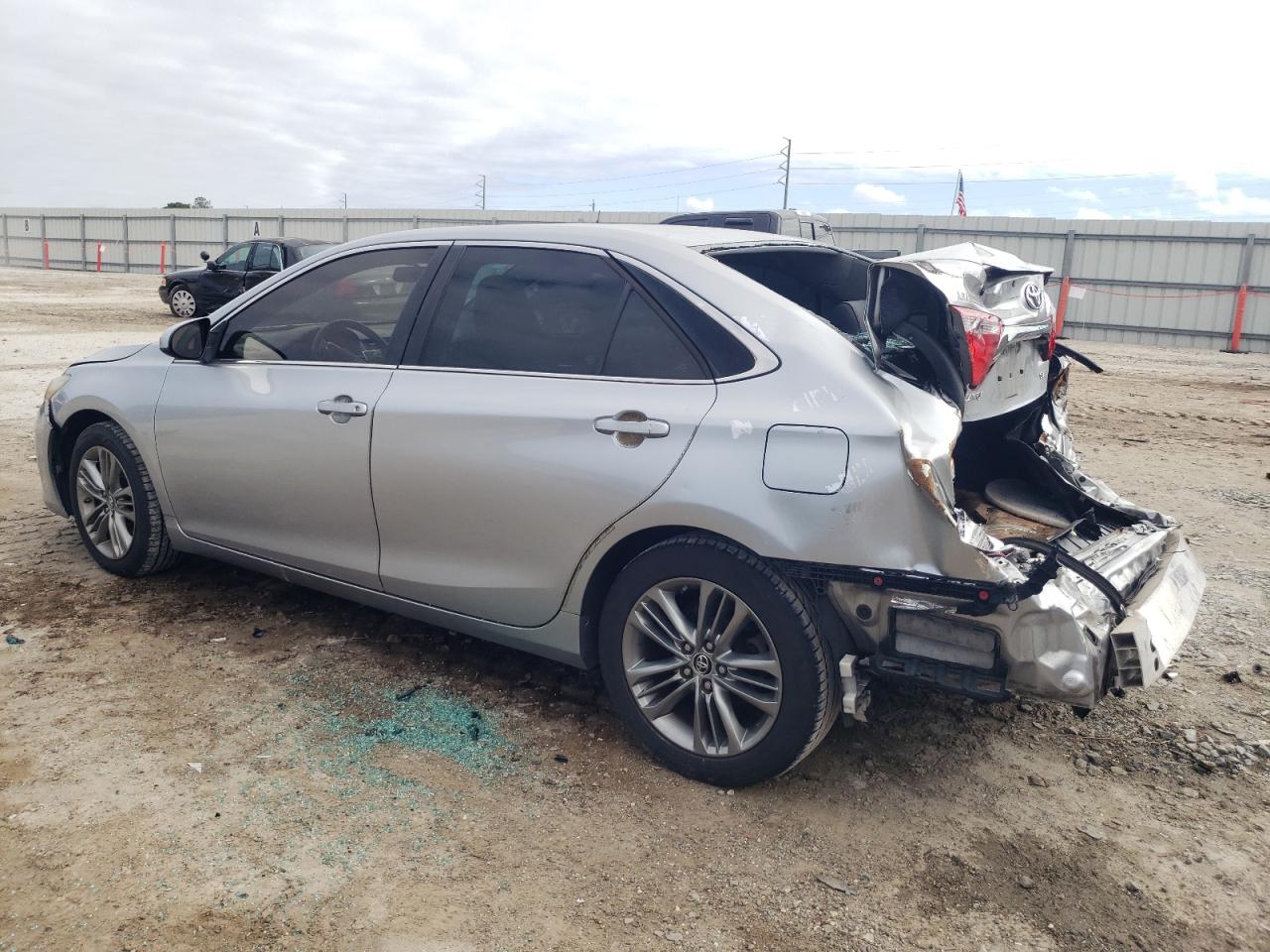 2015 TOYOTA CAMRY LE photo 2