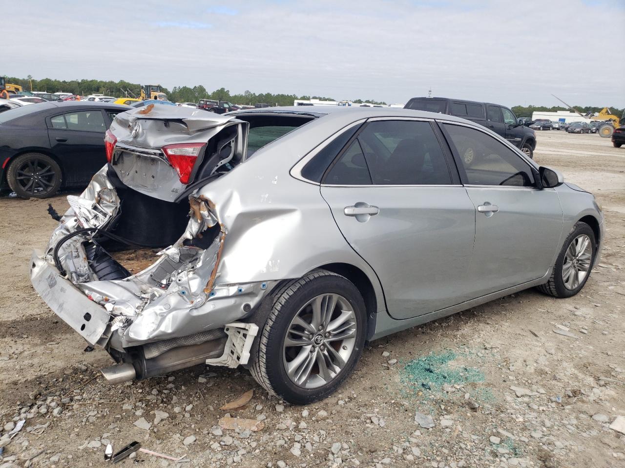 2015 TOYOTA CAMRY LE photo 3