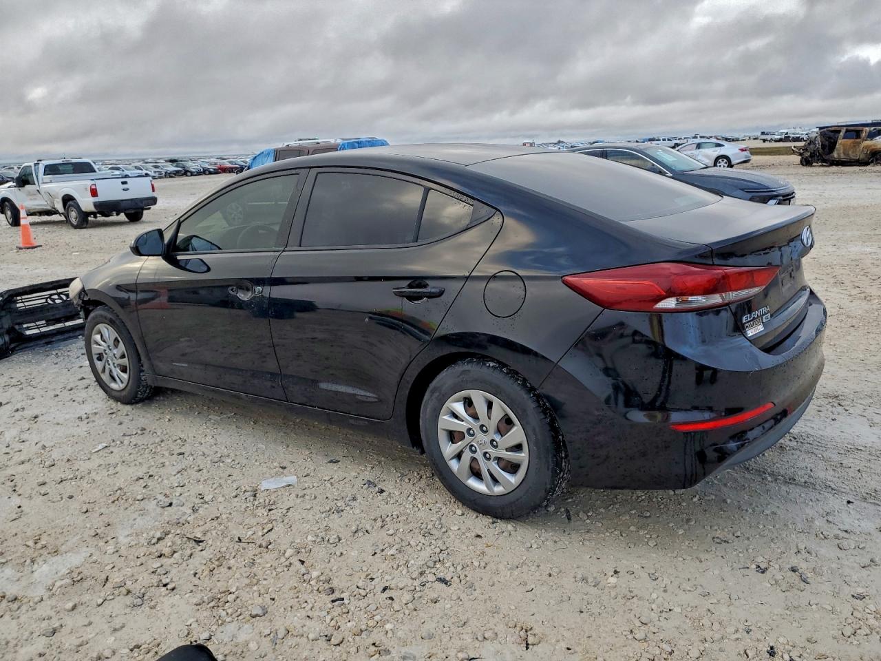 2018 HYUNDAI ELANTRA SE photo 2