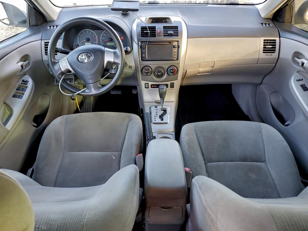 2013 TOYOTA COROLLA LE photo 8
