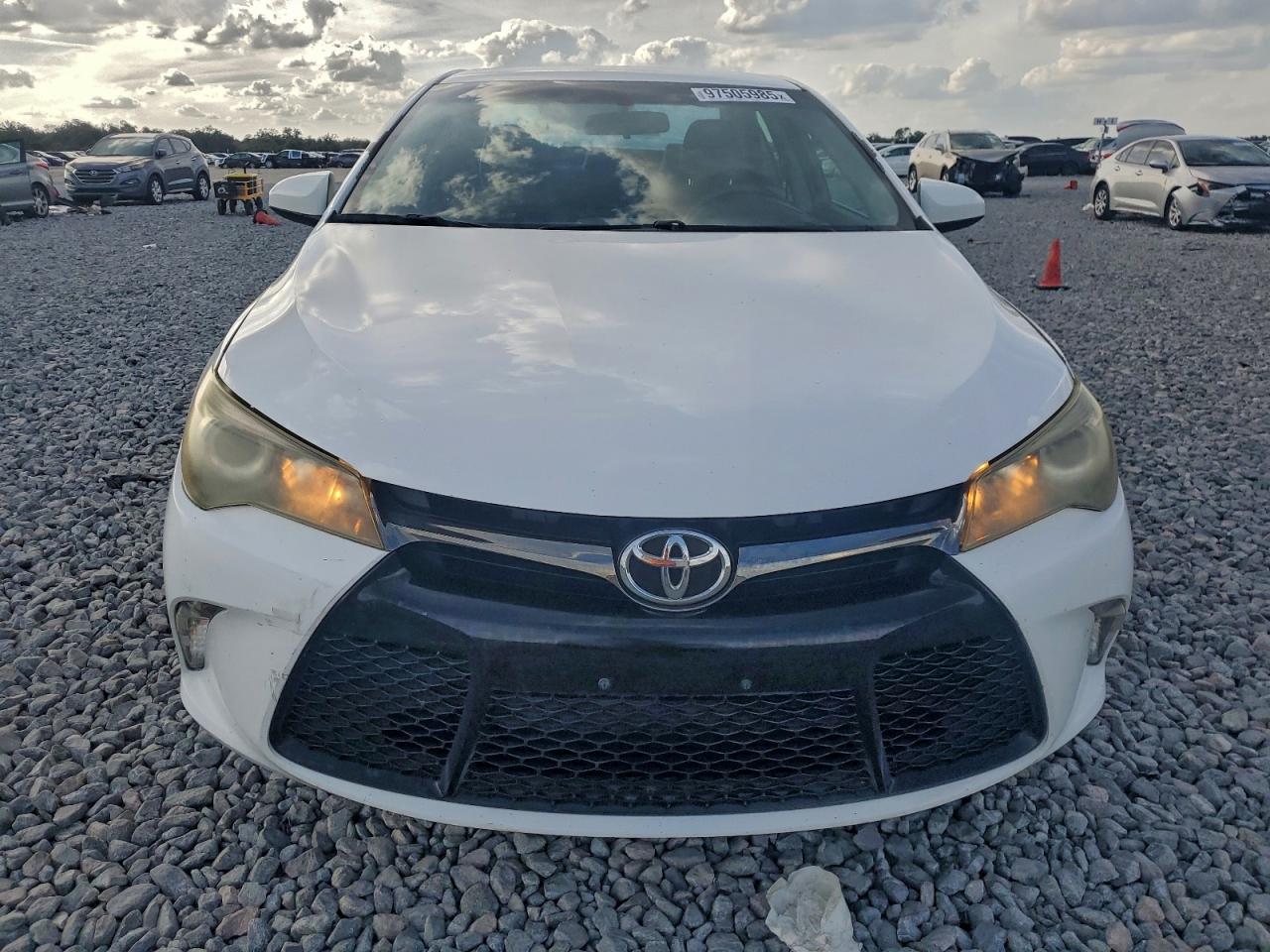 2015 TOYOTA CAMRY LE photo 5