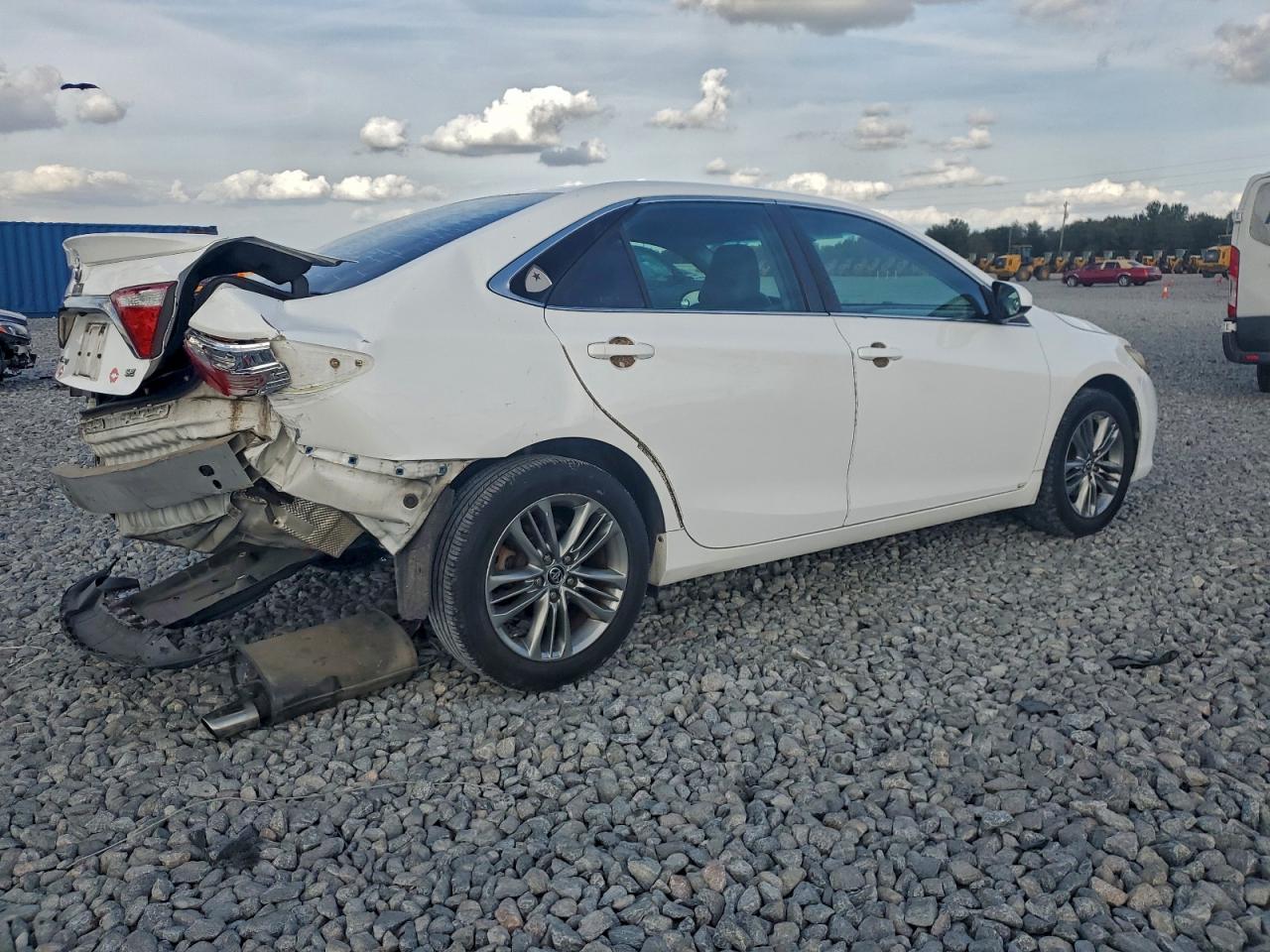 2015 TOYOTA CAMRY LE photo 3
