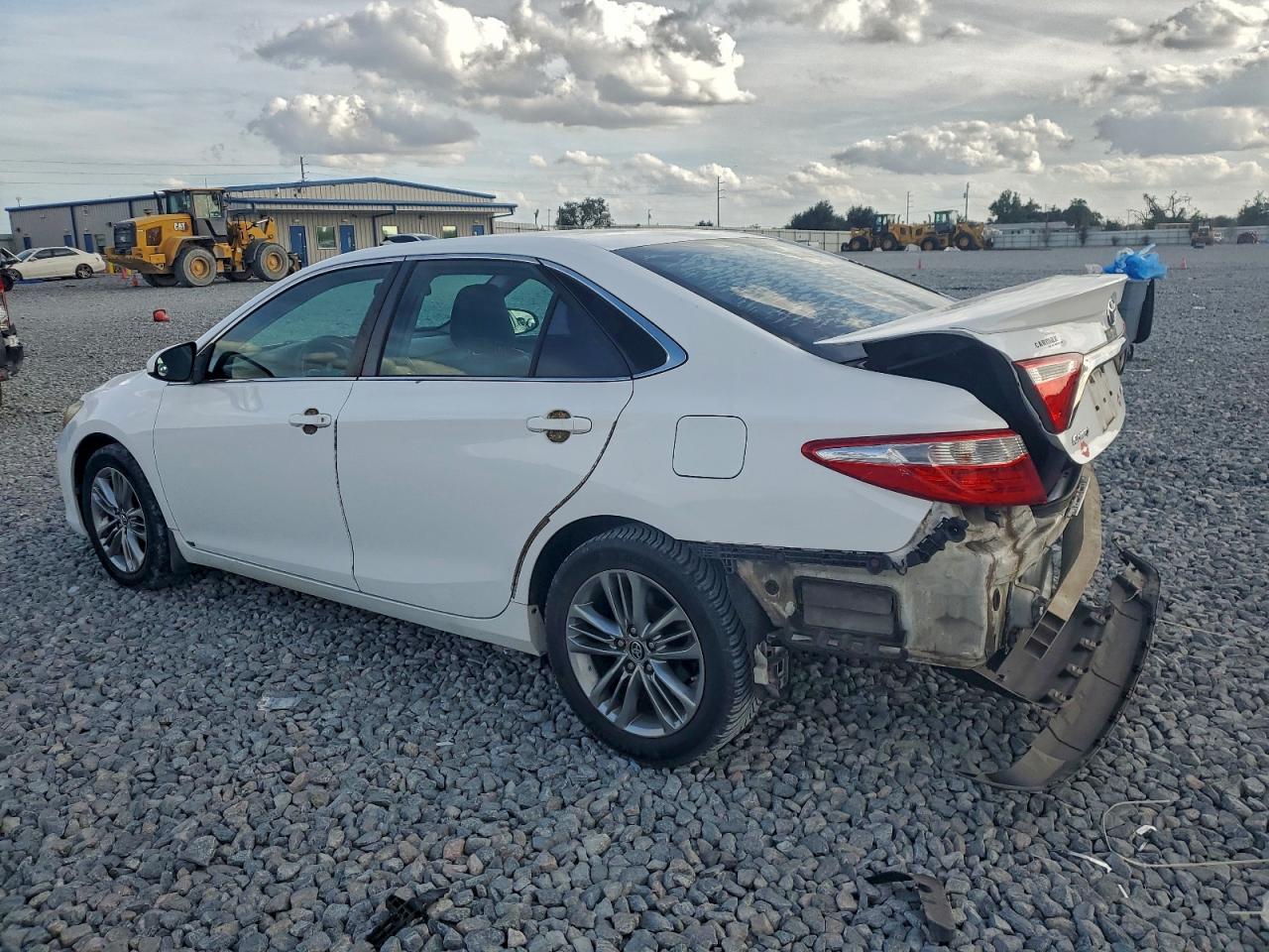 2015 TOYOTA CAMRY LE photo 2