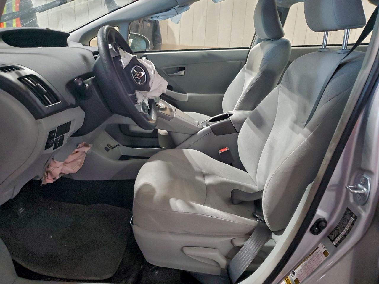 2015 TOYOTA PRIUS photo 7
