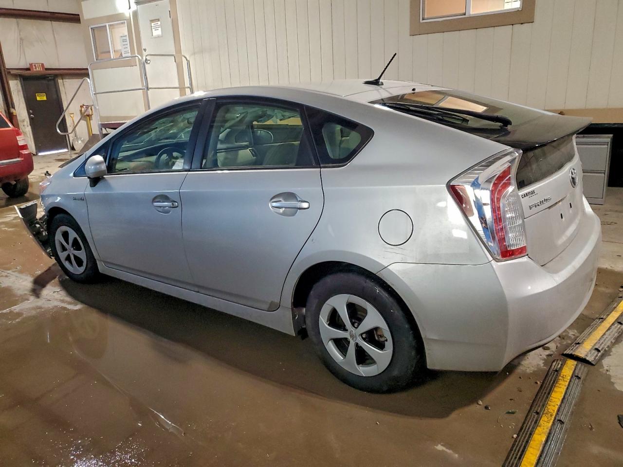 2015 TOYOTA PRIUS photo 2