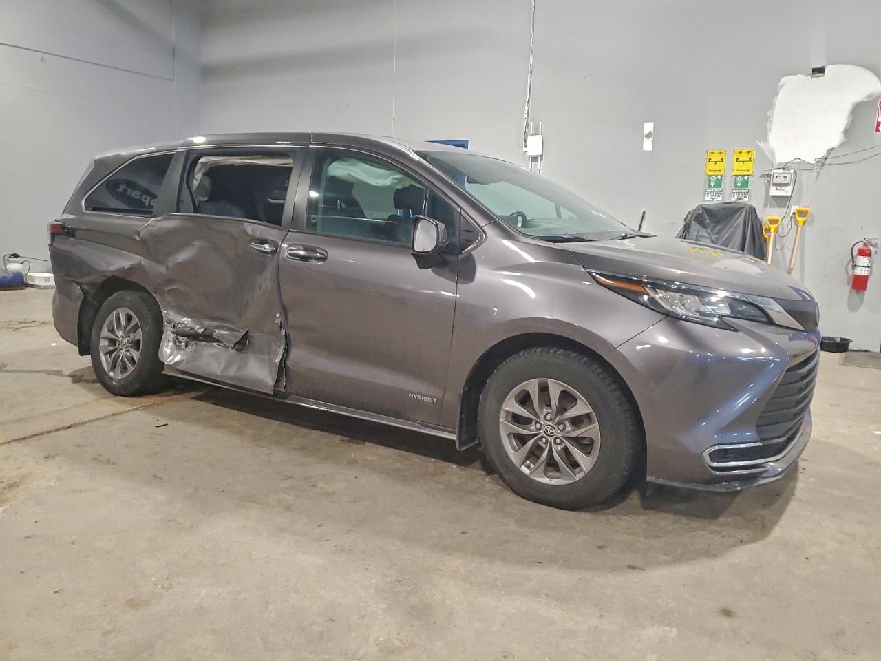 2021 TOYOTA SIENNA LE photo 4
