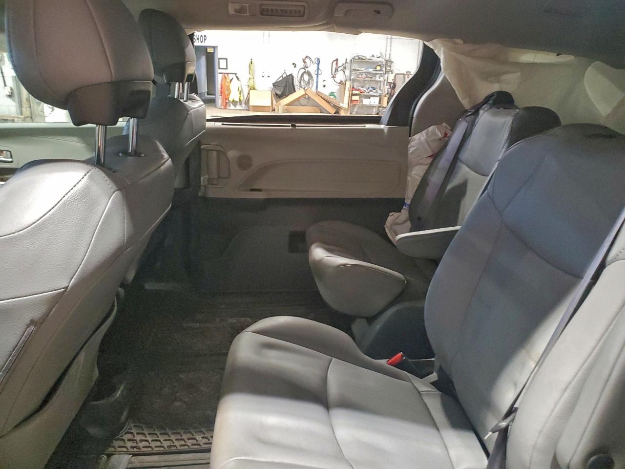 2021 TOYOTA SIENNA LE photo 11
