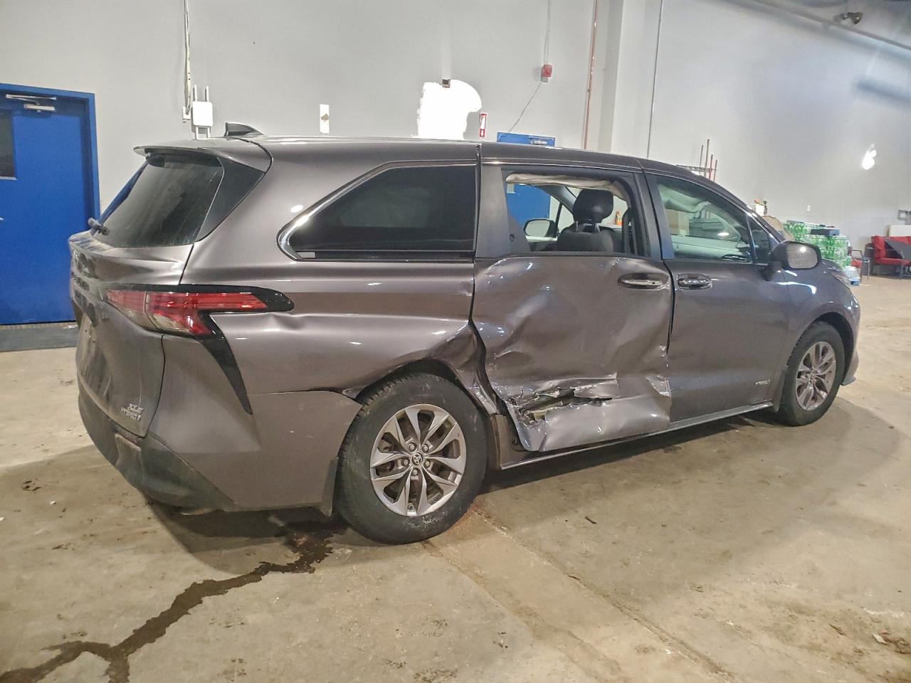 2021 TOYOTA SIENNA LE photo 3