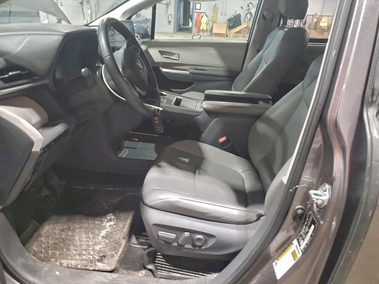 2021 TOYOTA SIENNA LE photo 7