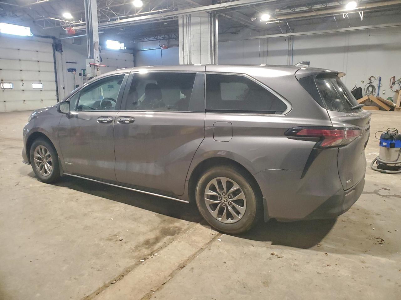 2021 TOYOTA SIENNA LE photo 2
