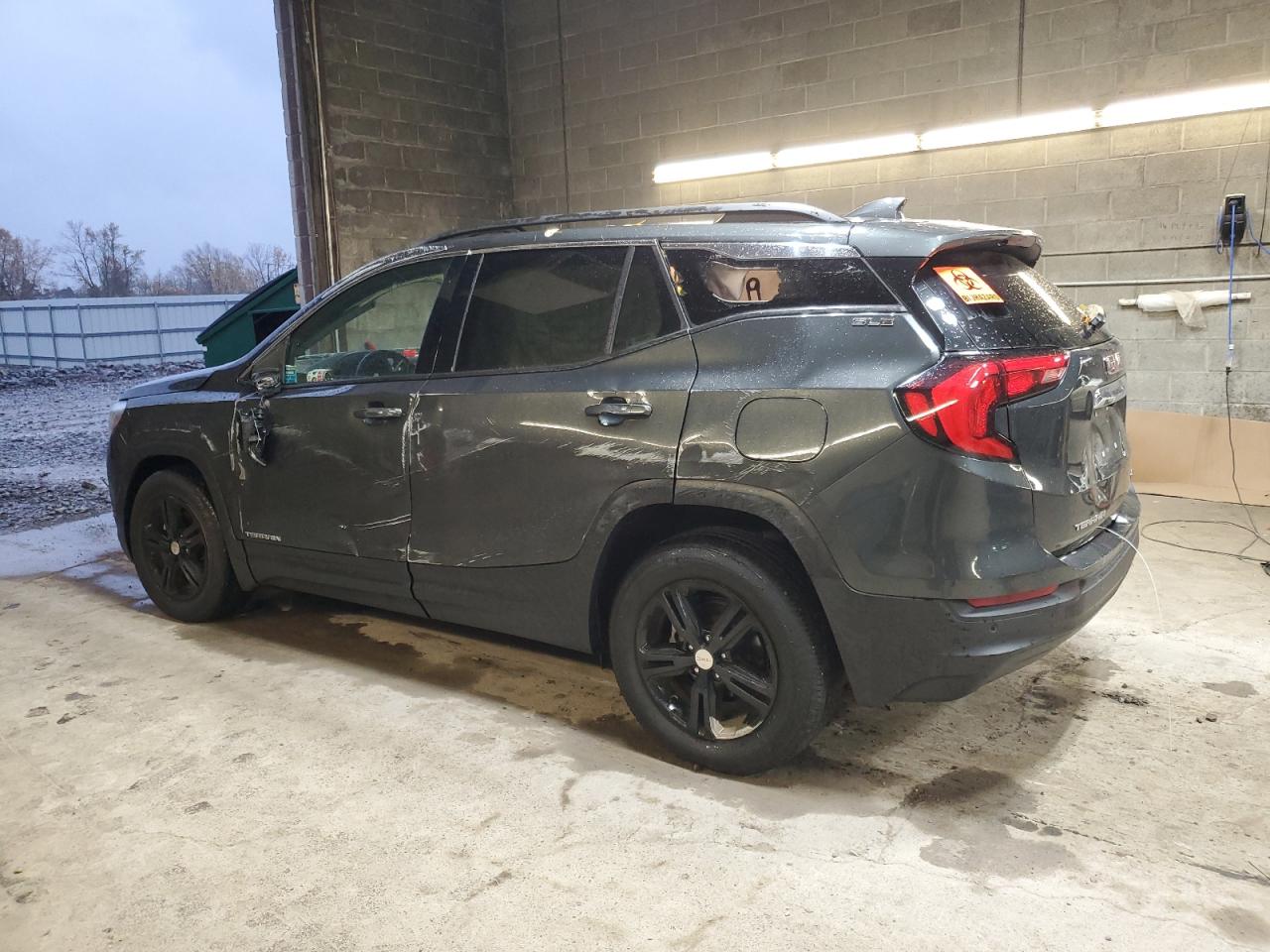2020 GMC TERRAIN SLE photo 2