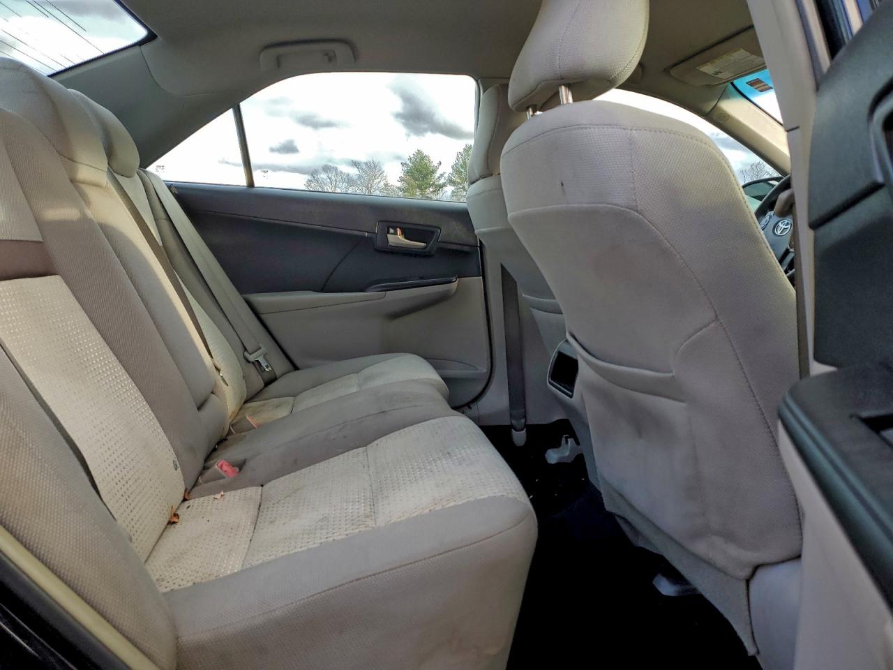 2014 TOYOTA CAMRY L photo 10