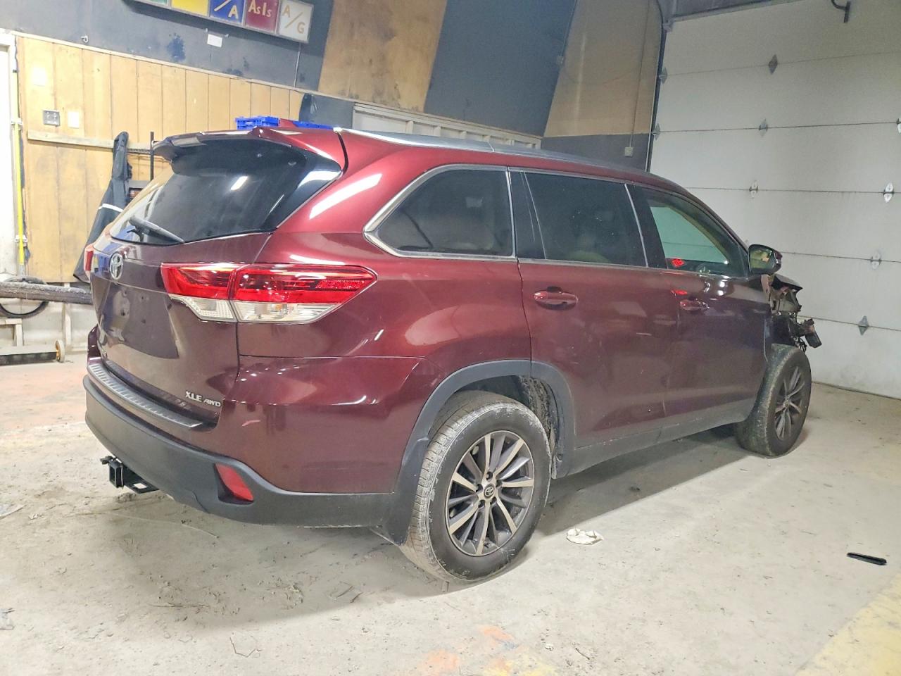 2019 TOYOTA HIGHLANDER SE photo 3