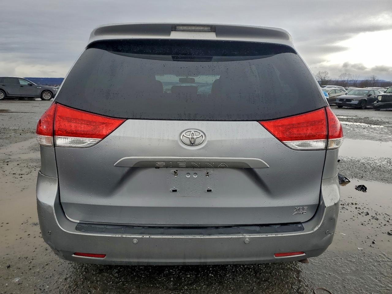2013 TOYOTA SIENNA XLE photo 11