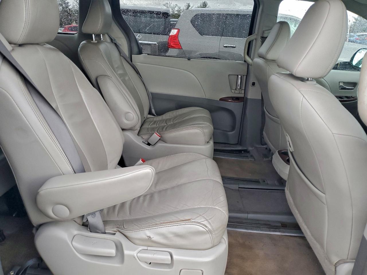2013 TOYOTA SIENNA XLE photo 21