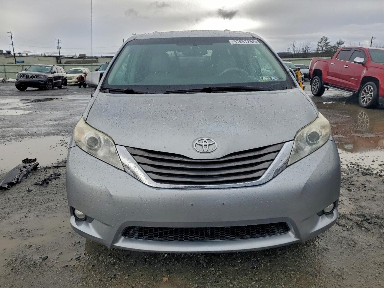 2013 TOYOTA SIENNA XLE photo 9