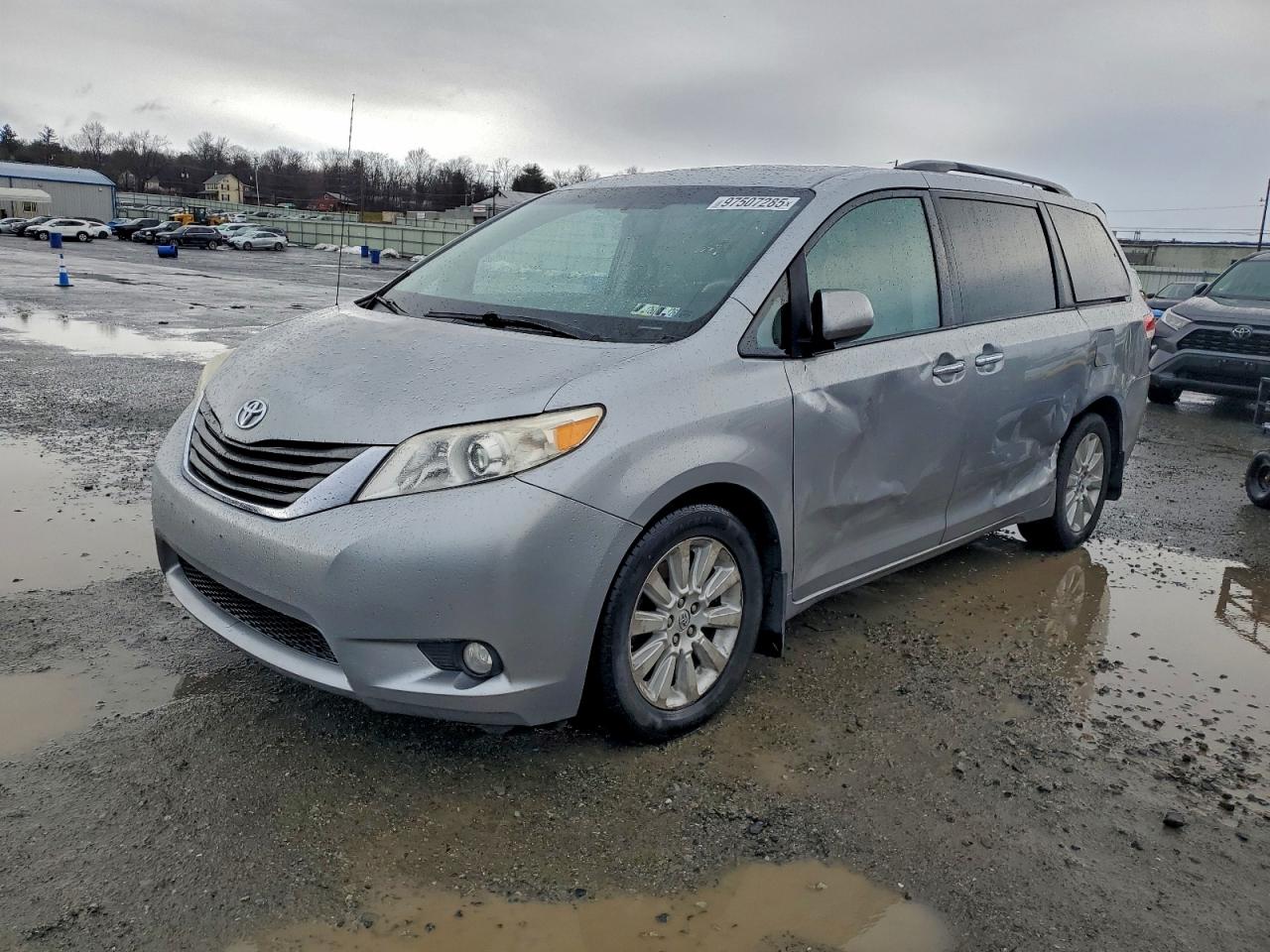 2013 TOYOTA SIENNA