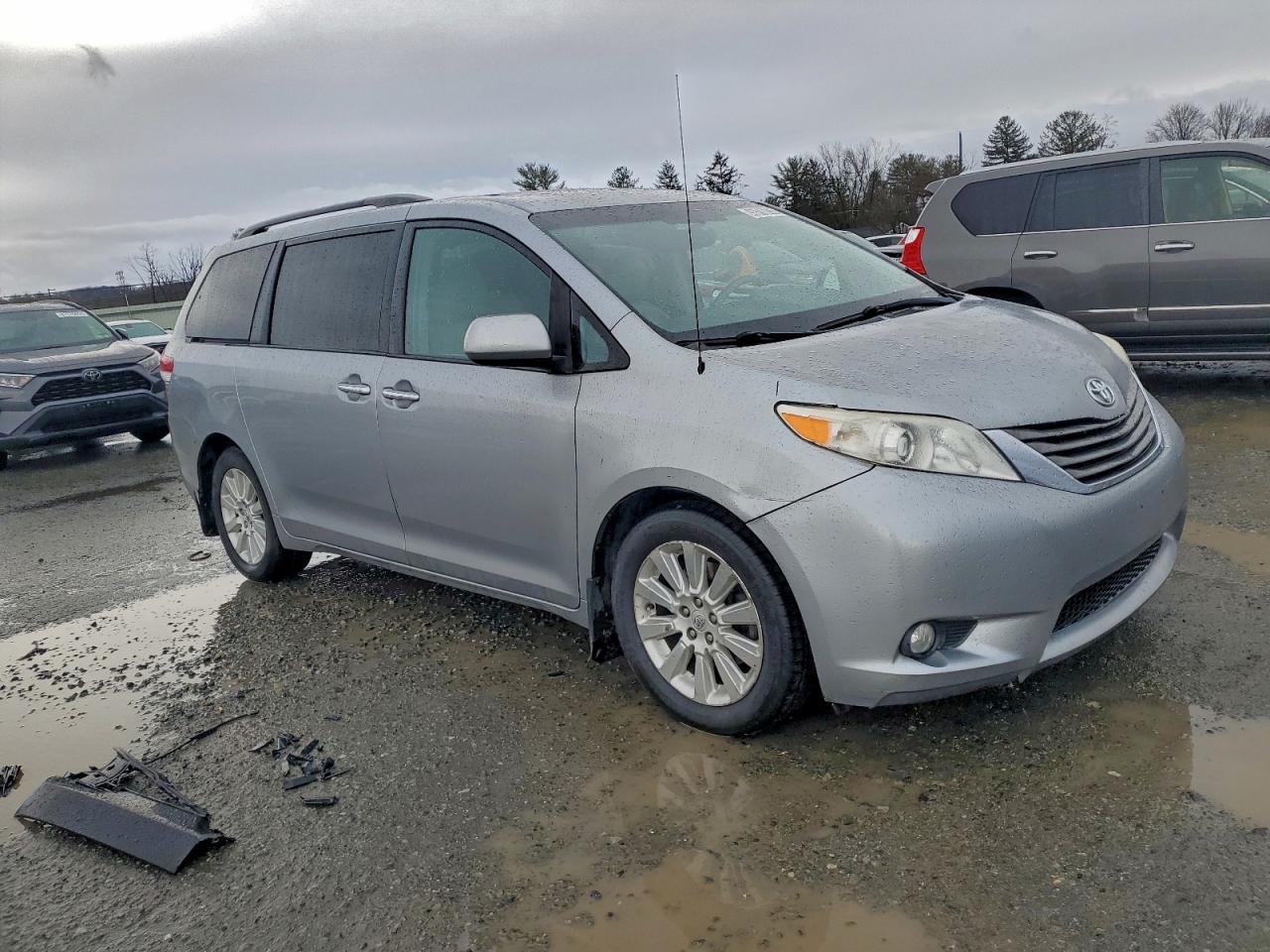 2013 TOYOTA SIENNA XLE photo 7