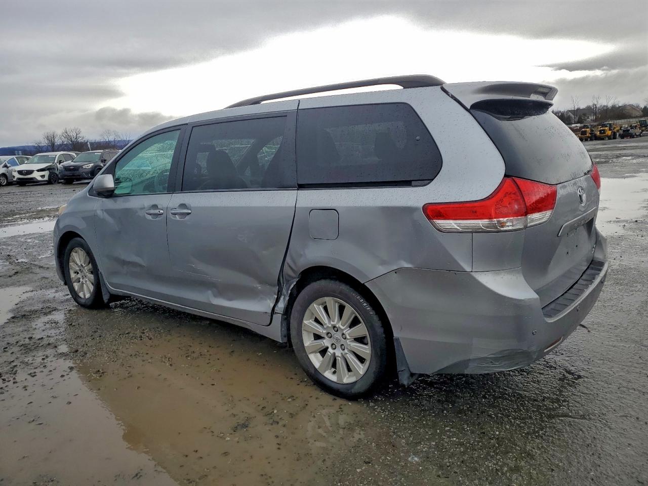 2013 TOYOTA SIENNA XLE photo 3