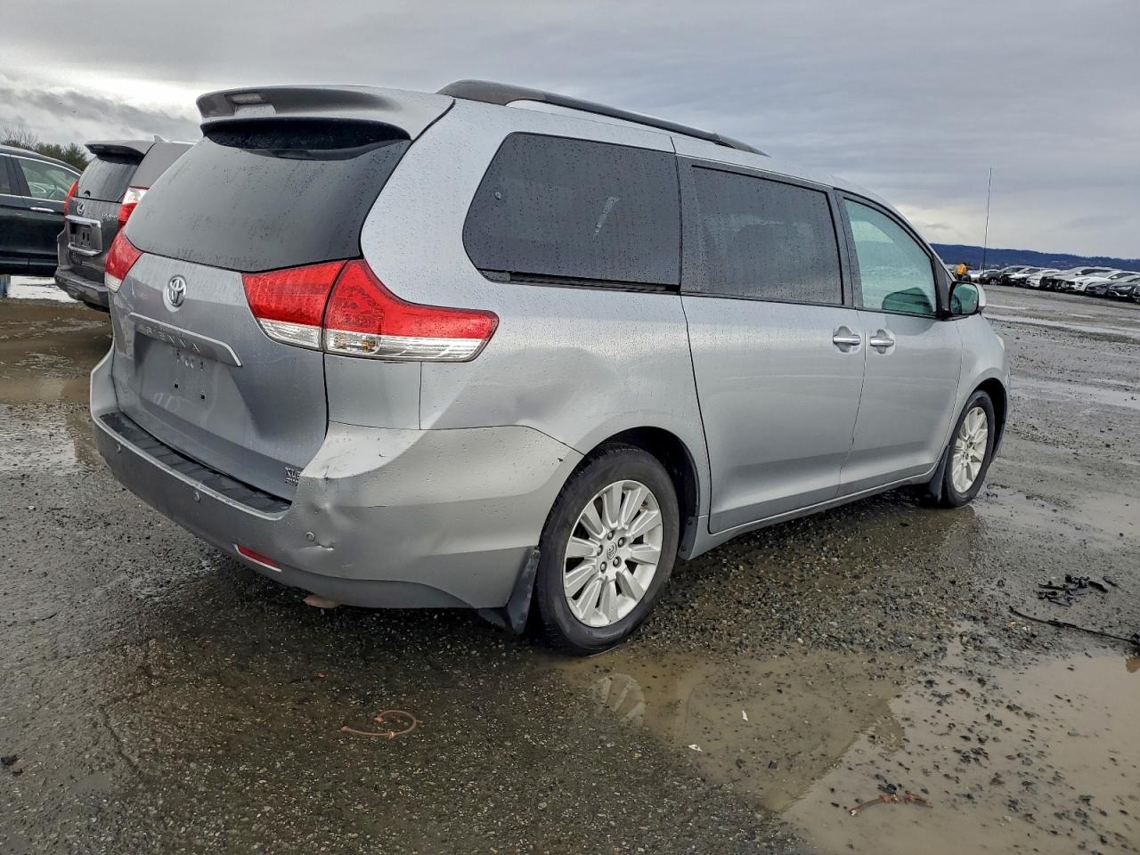 2013 TOYOTA SIENNA XLE photo 5