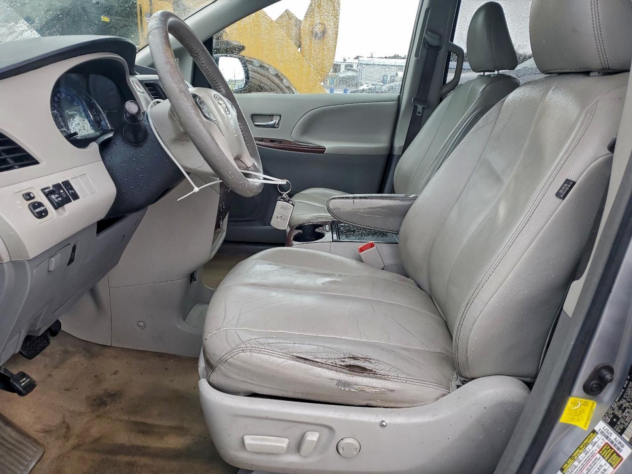 2013 TOYOTA SIENNA XLE photo 13