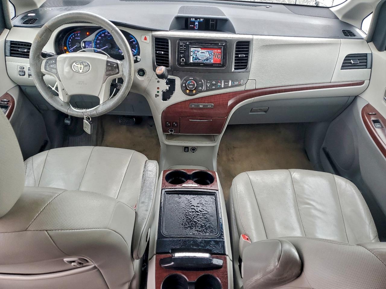 2013 TOYOTA SIENNA XLE photo 15