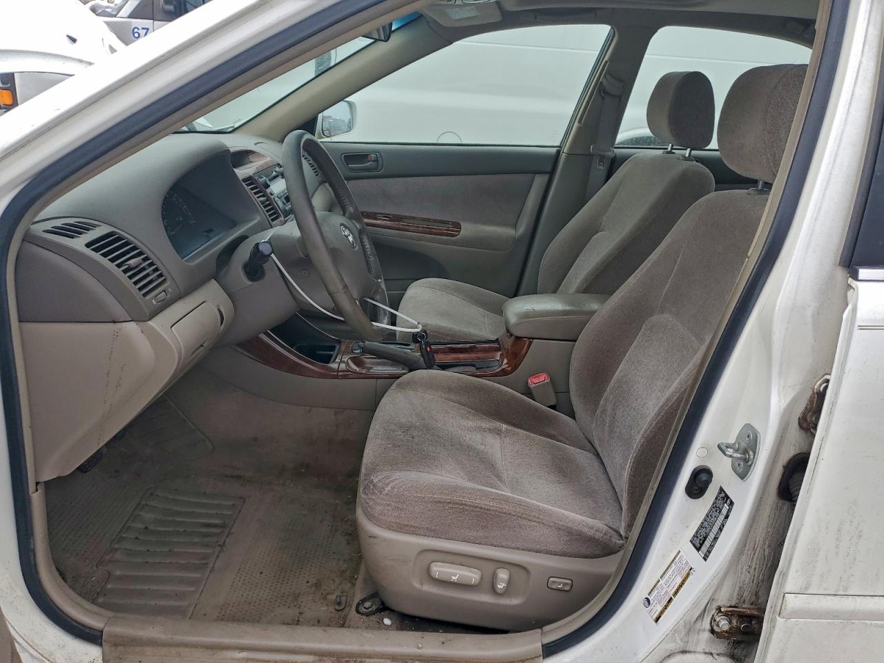 2004 TOYOTA CAMRY LE photo 7