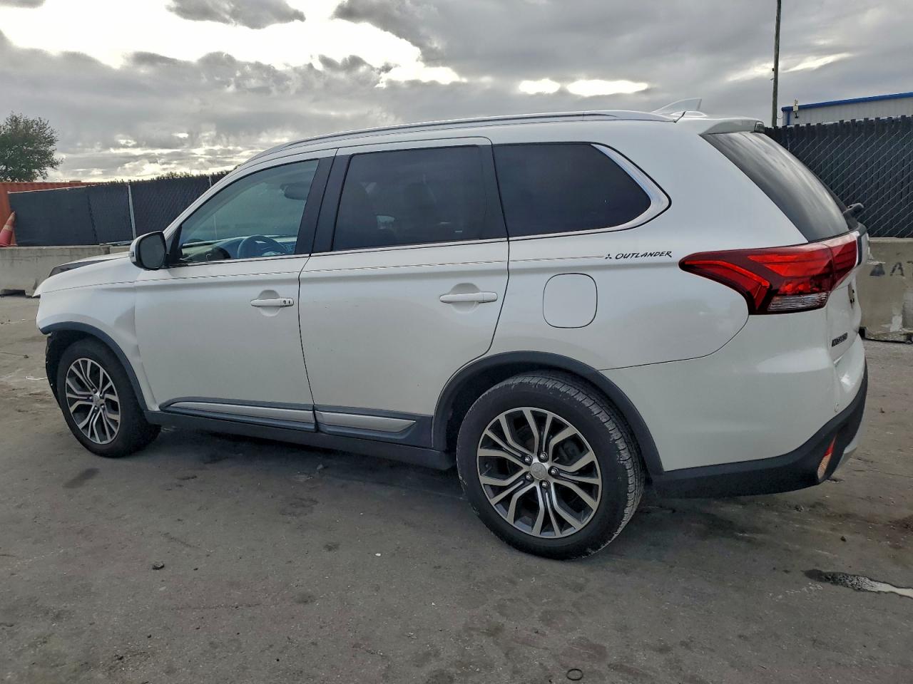 2018 MITSUBISHI OUTLANDER SE photo 2