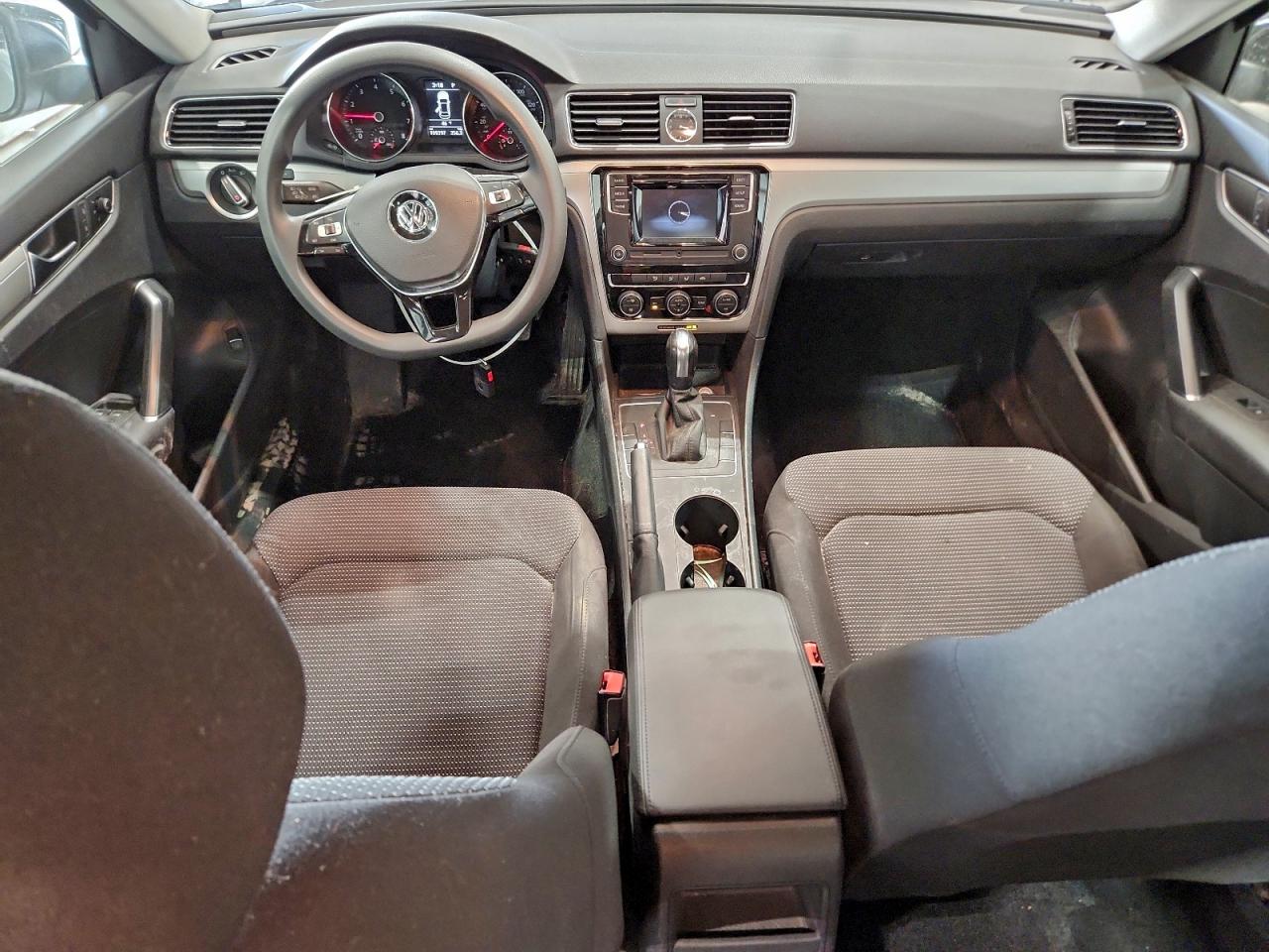2017 VOLKSWAGEN PASSAT S photo 8